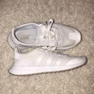 White adidas tennis shoe SZ 8